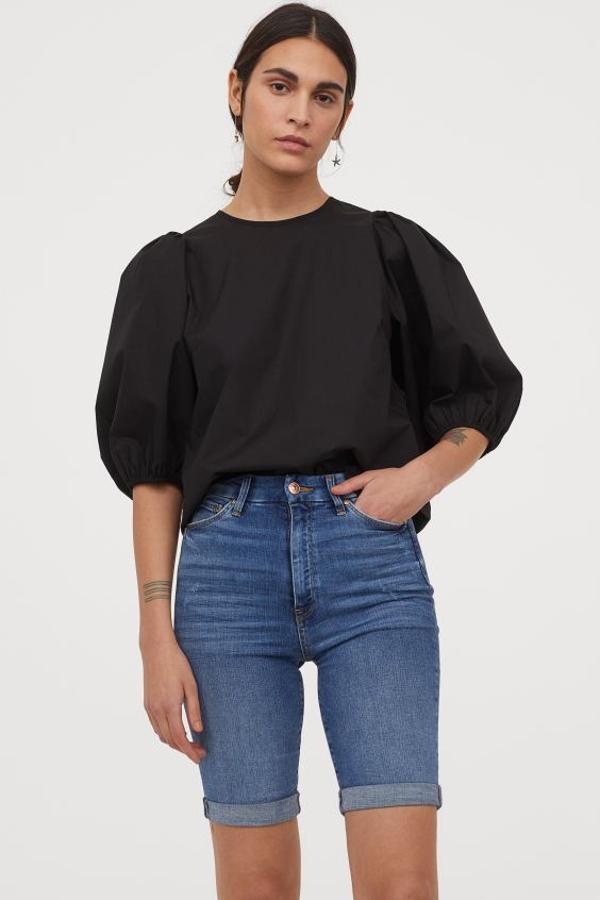 En H&M hemos encontrado estas bermudas en denim elástico lavado, con talle alto y bajos vueltos cosidos. Cuestan 24,99 euros y están disponibles entre las tallas 32 y 42, además de la 46 y la 50. Eso sí, se están agotando casi todas.