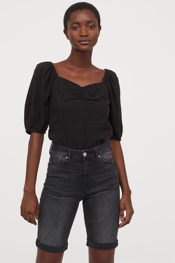 Otra propuesta en color negro es esta de H&M hemos encontrado este diseño de bajos vueltos cosidos confeccionadas en denim elástico lavado. Cuesta 24,99 euros y están disponibles entre las tallas 32 y 38, y en la 44, 46 y 50, aunque la mayoría se están agotando.