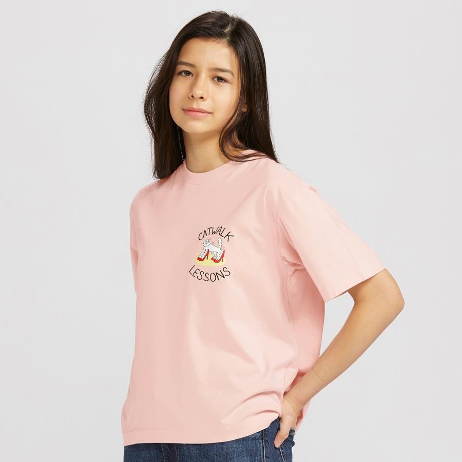 En color rosa y dibujo minimalista, esta es una de las propuestas más simpáticas, ya que no es habitual encontrarse un gato con unos stilettos en color rojo. Cuesta 14,90 euros y está disponible entre las tallas XXS y XXL.