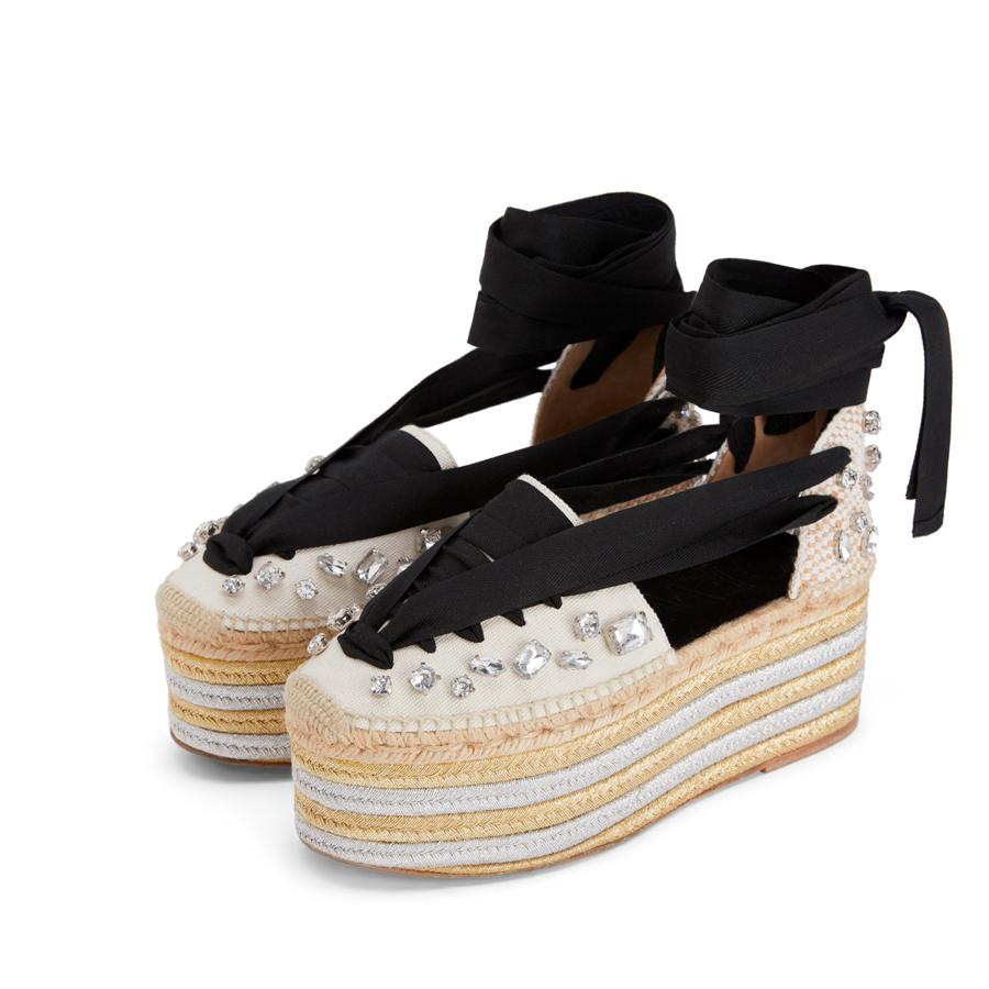 Alpargatas con plataforma combinada y detalles de cristales en la pala, de la colección Paula's Ibiza de Loewe (590 euros).
