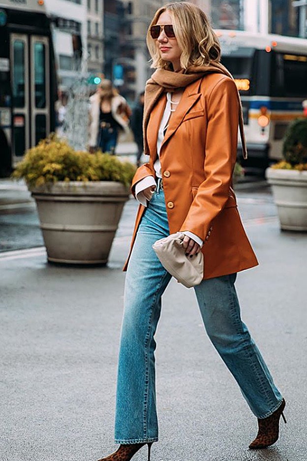 El microbolso es el accesorio de tendencia que puede actualizar un look clásico.