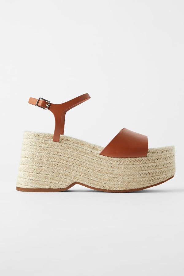 Sandalias con suela de esparto de plataforma, de Zara (39,95 euros).