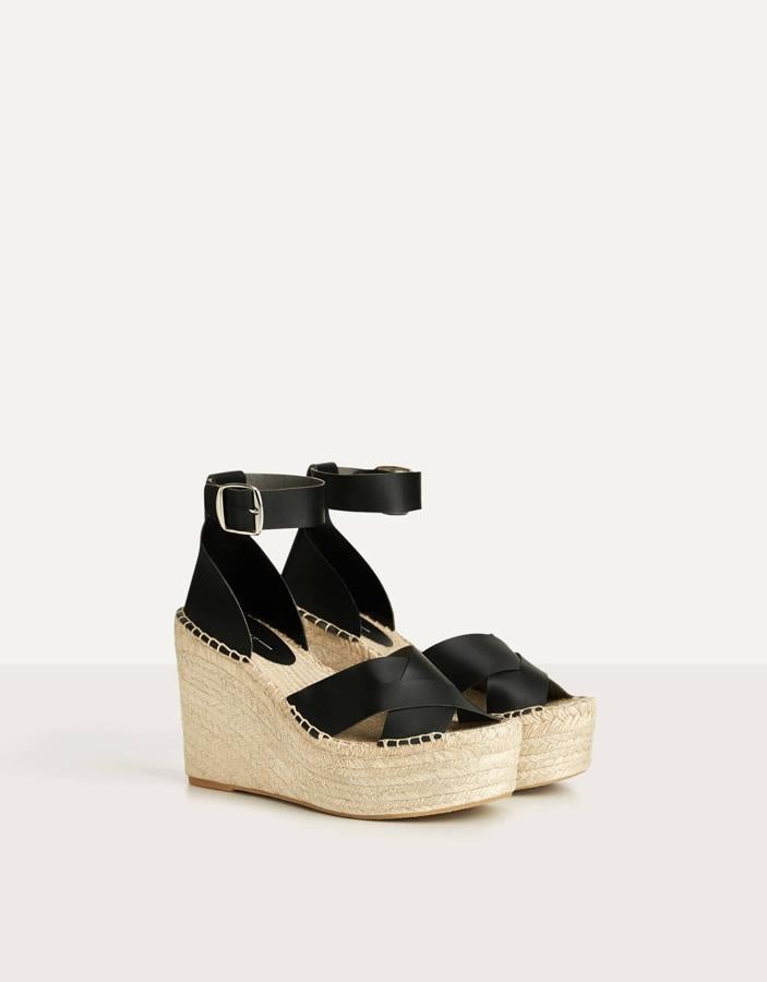 Sandalias con tiras anchas negras y cuña de esparto, de Bershka (35,99 euros).