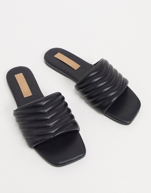 Sandalias planas con tiras acolchadas de ASOS Design. (23,99 euros).