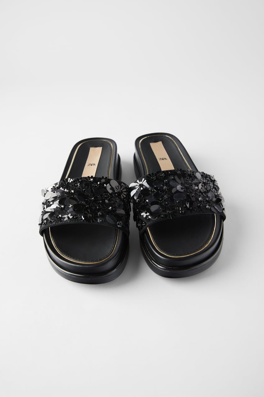 Sandalias negras de plataforma de 4 cm con lentejuelas florales de la nueva colección de Zara. (39,95 euros). Comodidad absoluta.