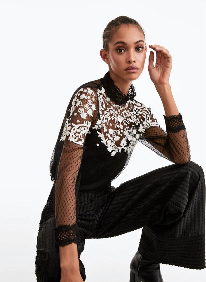 Top de tul con bordados a contraste, de Uterqüe (79 euros).