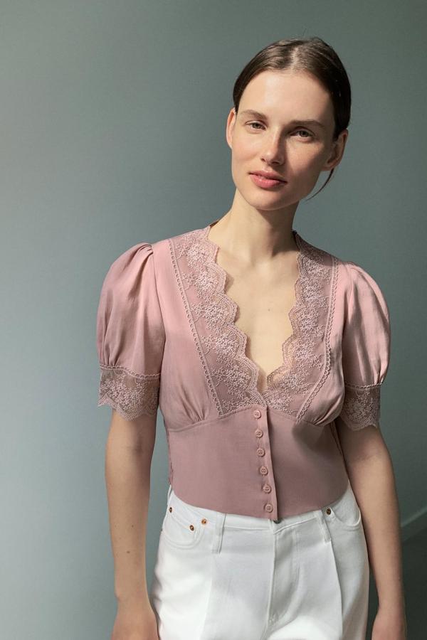 Top con encaje y botones, de Zara (29,95 euros).