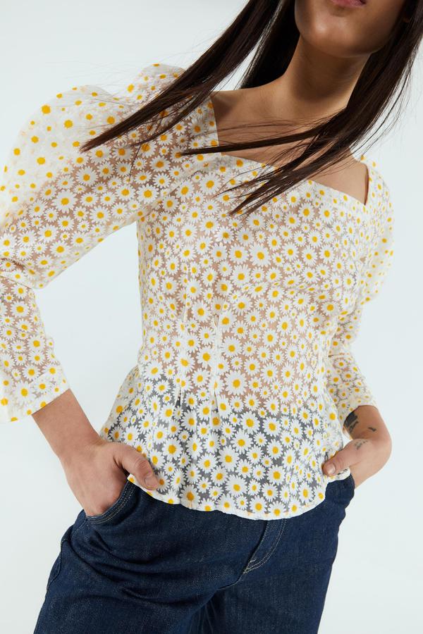Top de organza con estampado de margaritas, de Sfera (35,99 euros).