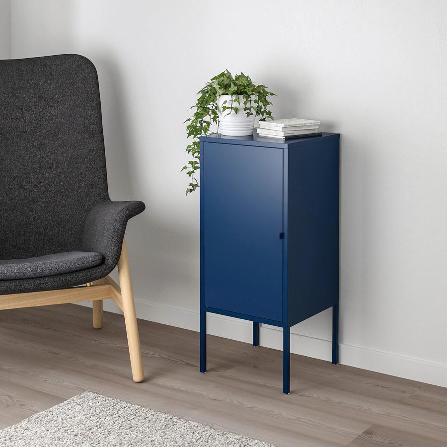 Los colores también llegan al mobiliario, como a este armario de metal en azul oscuro con patas. Con medidas de 35x60, tiene un precio de 29,99 euros.