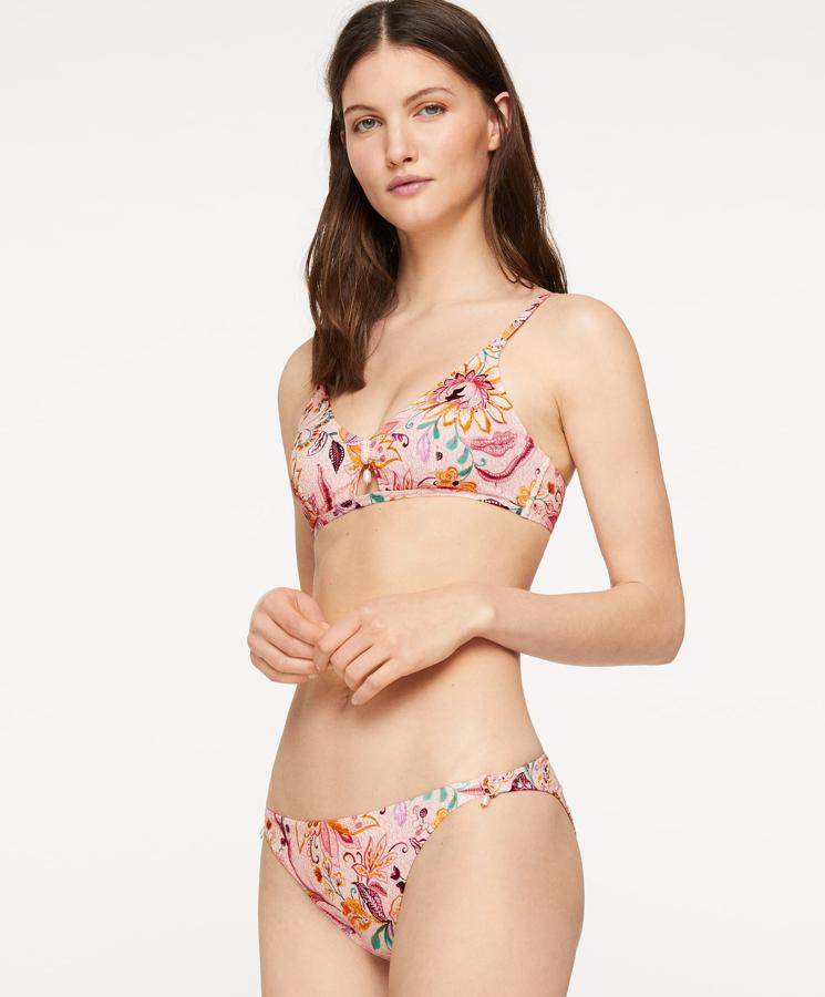 Este favorecedor bikini de flores está formado por sujetador (17,99 euros) con detalle de perla en el centro y braguita (12,99 euros) a juego también con detalle de perla en los laterales.