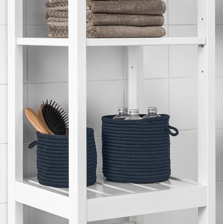 Una correcta organización es clave para una buena decoración. Ikea nos propone este juego de dos cestas hechas a mano en color azul. Tienen un precio de 8 euros.