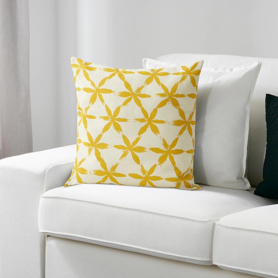 En color blanco roto con flores en amarillo, este cojín de 40x40 conseguirá todo el protagonismo. Tiene un precio rebajado de 3,50 euros.