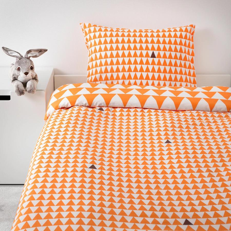 En color naranja es el protagonista de esta funda nórdica con tamaño 150x200 que cuenta con funda para almohada y tiene un precio de 10 euros.