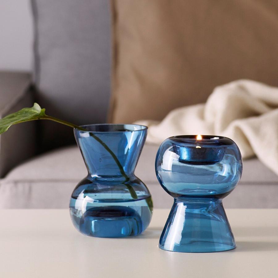 De cristal en color azul, esta pieza tiene doble función. Por un lado es un portavelas y por el otro un jarrón. Tiene un precio de 5 euros.