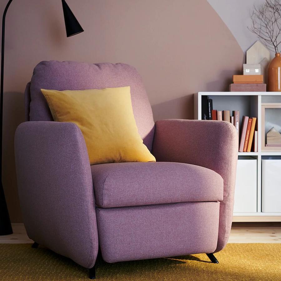 Este sillón relax reclinable en color rosa claro es de las piezas que enamoran. Se regula en tres posiciones, es desenfundable, cuenta con reposapiés y tiene un precio de 229 euros.