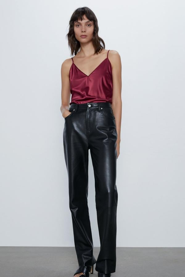 Este top lencero en color vino (también disponible en negro y beige) cuenta con tirantes finos regulables y escote de pico. Es de Zara, está disponible en las tallas S, M y L y tiene un precio de 12,95 euros.