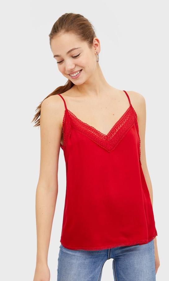 Este top lencero con encaje y escote de pico es de Stradivarius. En color rojo, está actualmente rebajado, y tiene un precio de 9,09 euros. Está disponible en varios colores.