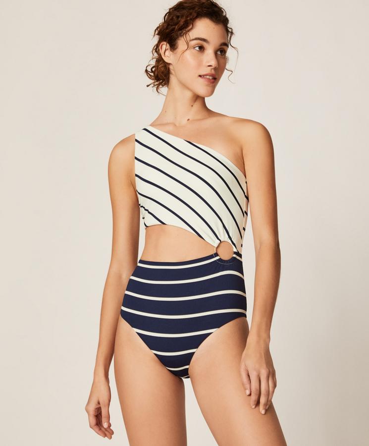Este trikini asimétrico con copa extraíble y braga brasileña tiene un precio de 35,99 euros. Con detalle de raya marinera en azul y blanco a contraste, cuenta con el detalle de una anilla en el lateral.