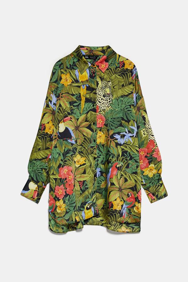 Este blusón oversize con estampado de selva es de manga larga, con bajo asimétrico y cierre delantero con botones. Tiene un precio de 25,95 euros.