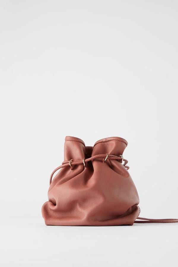 En color teja, y también disponible en beige y negro, este bolso en formato saca de piel con doble asa tiene un precio de 49,95 euros.