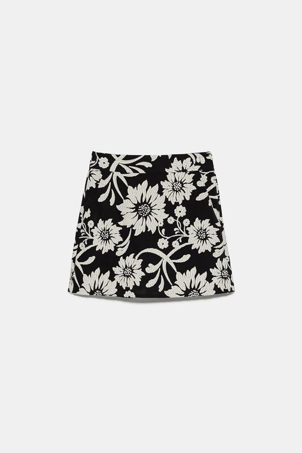En color negro con flores en blanco, esta falda bermuda de tiro alto y bolsillos laterales tiene un precio de 29,95 euros.