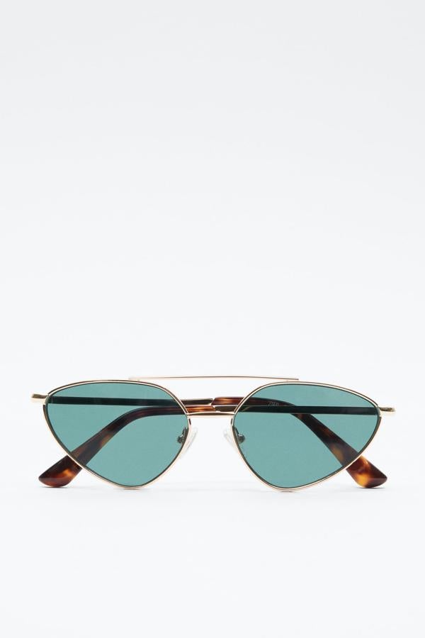 Estas gafas de sol con montura de metal geométrica tienen un precio de 25,95 euros e incluye la funda para guardarlas.