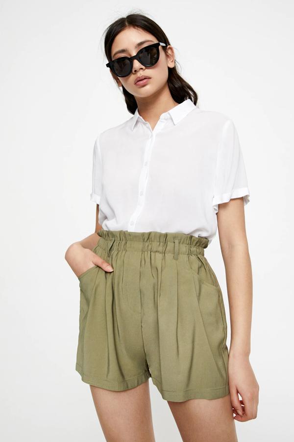 En color kaki, este pantalón bermuda de Pull & Bear también está disponible en otros tonos. Con goma en la cintura y detalle de pinzas, tiene un precio de 12,99 euros.