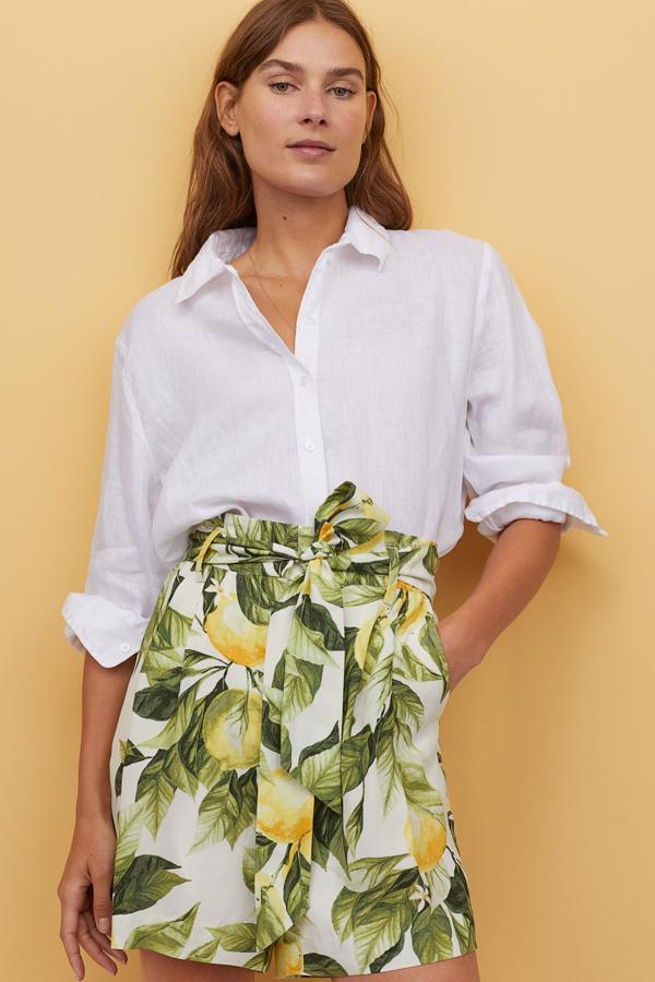 Este pantalón corto con cinturón es una de las piezas estrellas de la colección de H&M. Con estampado de limones (tienes disponibles otros diseños), tiene un precio de 19,99 euros.