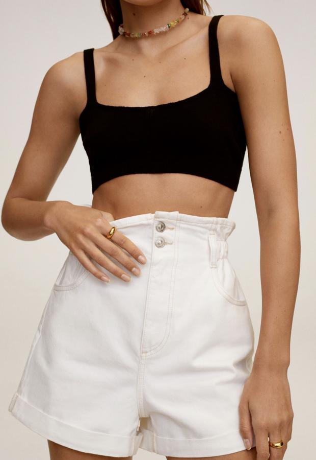 Estos shorts paper bag en color blanco roto de producción sostenibles son de Mango. De tiro alto y cintura elástica, tienen un precio de 25,99 euros.