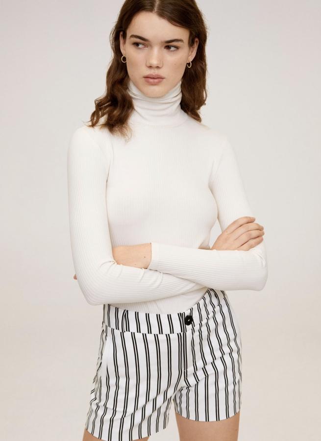 Estos pantalones cortos de algodón con estampado de rayas en blanco y negro son de Mango. Con bolsillos laterales, tienen un precio de 15,99 euros.