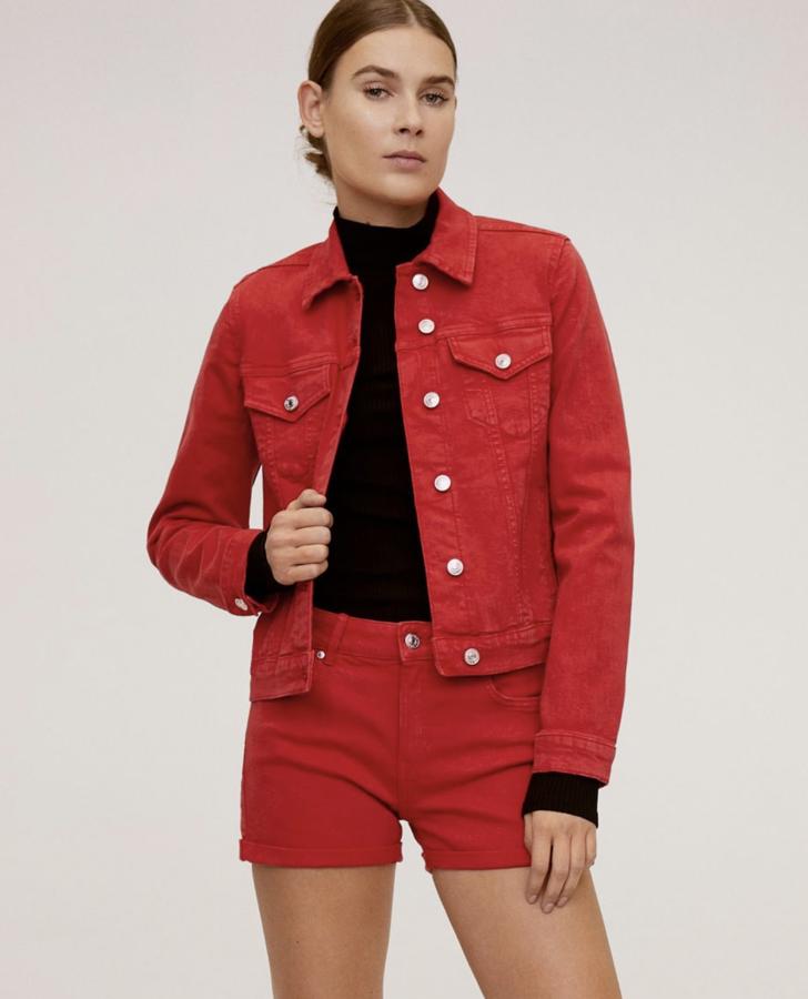 Con tejido denim en color rojo, Mango nos propone estos pantalones cortos de algodón con vuelta en el bajo y un precio de 19,99 euros.