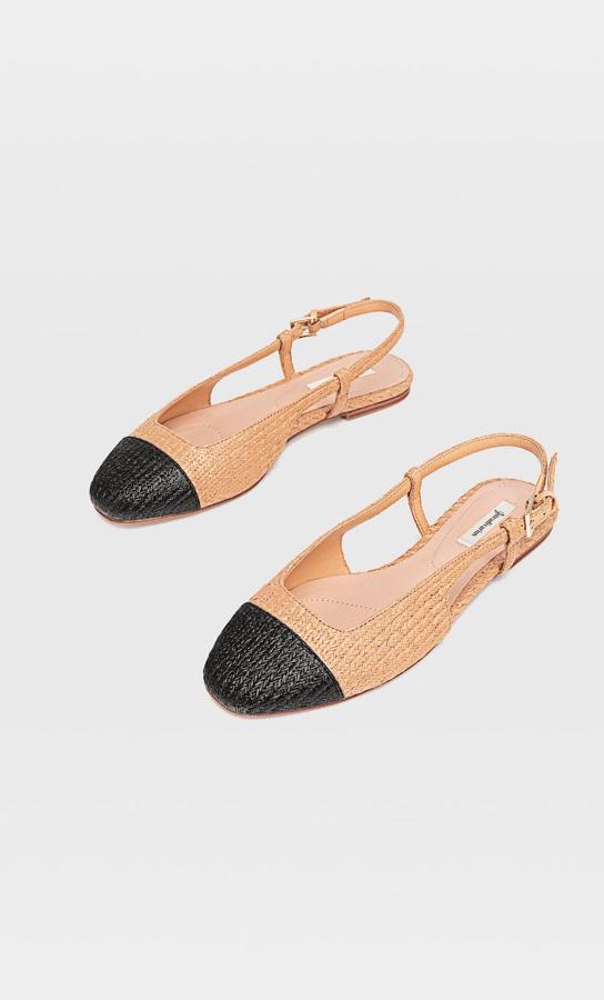 La rafia también llega a las bailarinas, como esta que nos propone Stradivarius, destalonadas y con detalle de puntera en color negro. Tienen un precio de 25,99 euros.