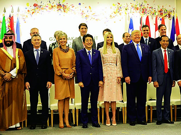 Ivanka, entre el primer ministro de Japón, Shinzo Abe, y su padre, en la cumbre del G20 en Osaka (Japón).