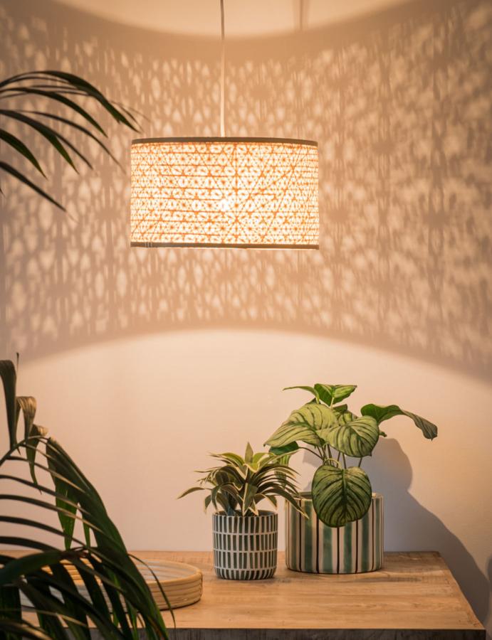 Esta lámpara de techo cuenta con una pantalla de bambú bicolor con motivos decorativos gráficos. Es de Maisons du Monde, y tiene un precio de 32,99 euros.