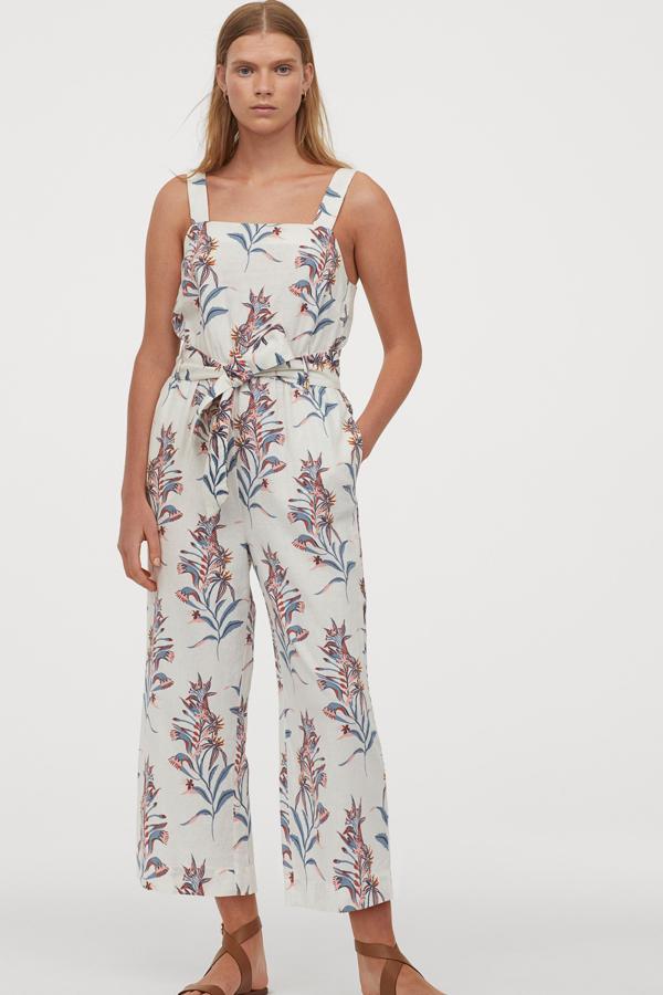 Este mono largo de lino en blanco natural con estampado floral cuenta con cinturón a juego. Es de tirantes con escote cuadrado y tiene un precio de 39,99 euros.