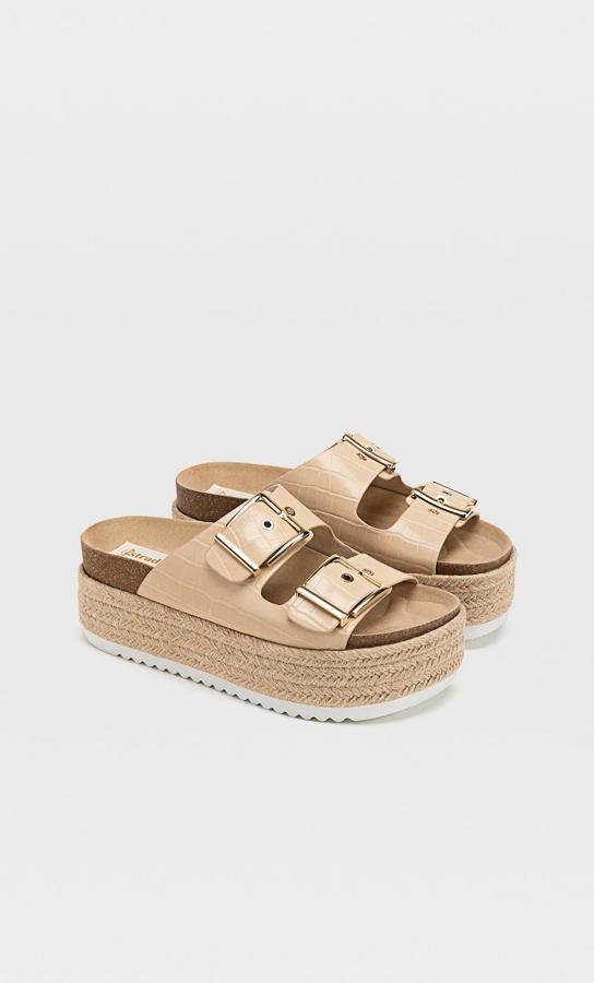 Estas sandalias ya triunfaron el año pasado, y este vuelven renovadas. En color beige con dos hebillas, la plataforma tiene una altura de 4,5 centímetros. Cuestan 29,99 euros.