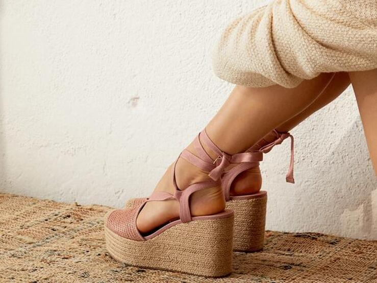 Fotos: Descubre las sandalias de rafia y esparto de Stradivarius que te salvarán el verano