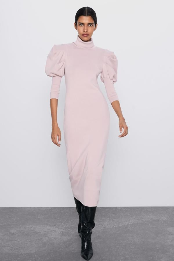 En rosa palo, este vestido midi de punto de cuello alto y manga por debajo del codo es de lo más favorecedor. Tiene un precio de 39,95 euros.
