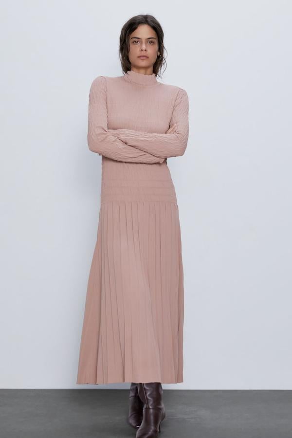 De manga larga y de punto rosa, este vestido cuenta con detalle de elásticos tipo nido de abeja en la parte de arriba, y acabado plisado en la parte de abajo. Tiene un precio de 59,95 euros.