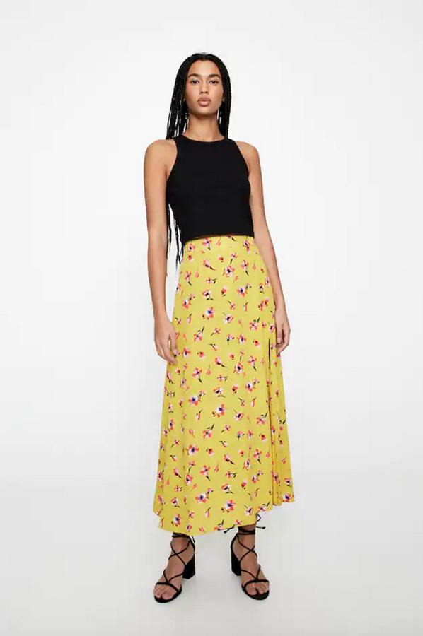 El amarillo es otro de los colores tendencia de la primavera, y esta falda es ideal para las amantes de este tono. Con estampado de flores rosas y abertura en un lateral, tiene un precio de 22,99 euros y está disponible entre las tallas XS y XL.