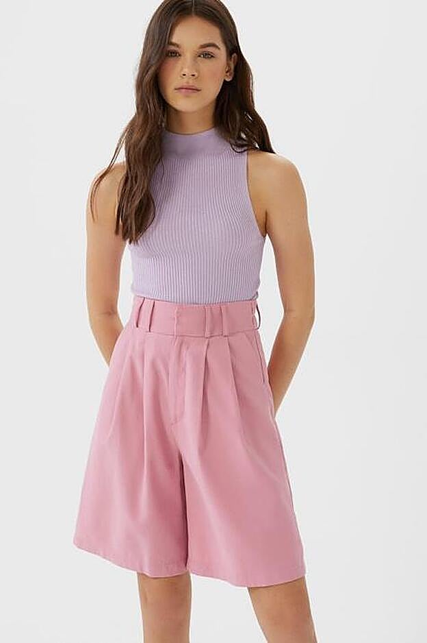 Pantalón bermuda de traje, de la nueva colección de Stradivarius (17,99 euros).