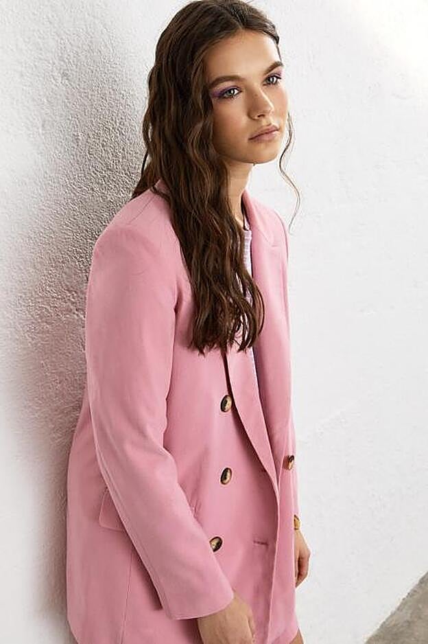 Blazer de nueva colección de Stradivarius, con doble botonadura (35,99 euros).