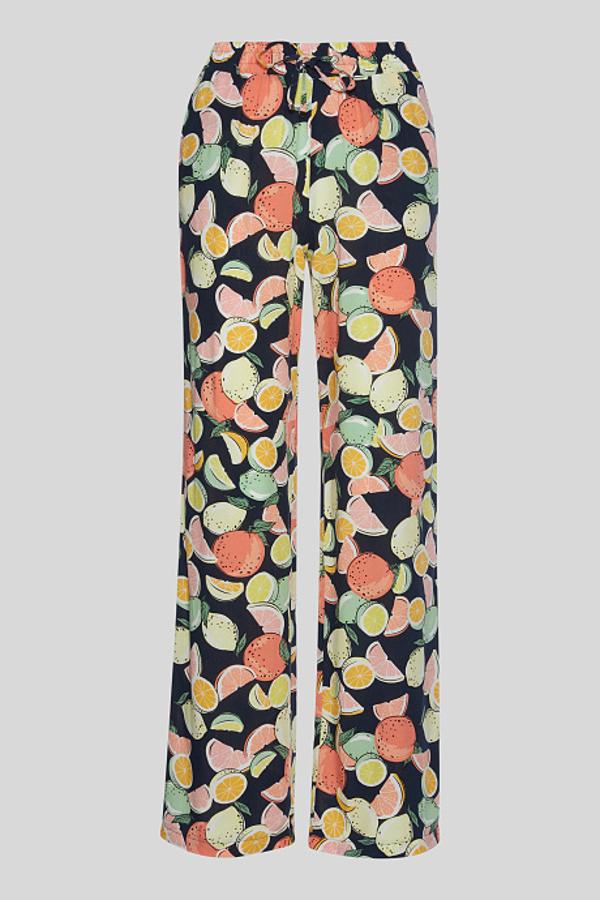 Nuestra propuesta favorita en la versión palazzo es este bonito pantalón con estampado frutal. Cuesta 14,90 euros y está disponible entre las tallas 34 y 38 y entre la 42 y 46.