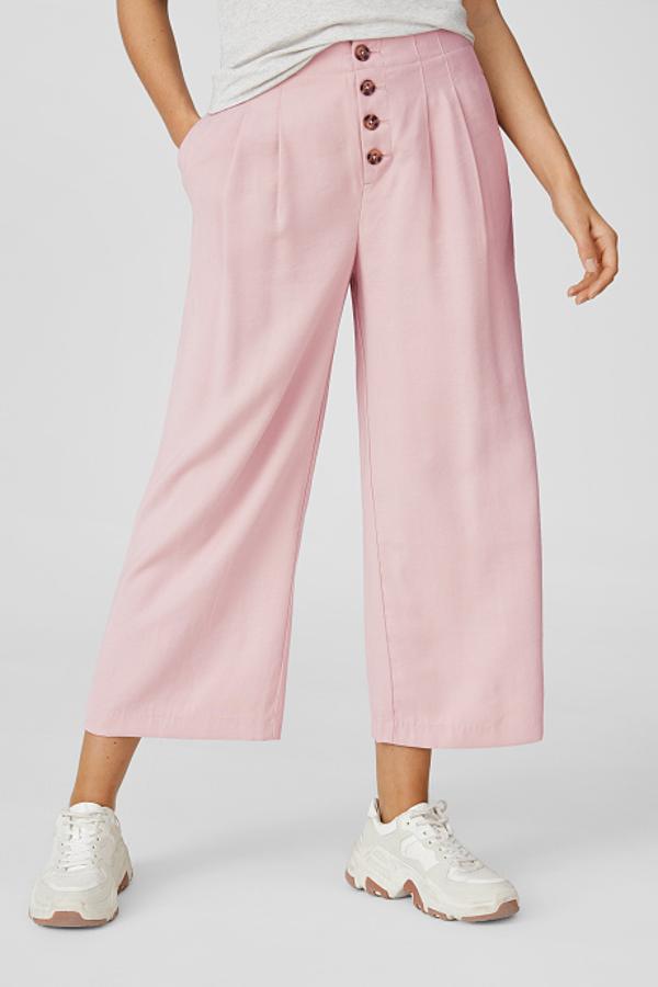 Con cierre de botones a contraste en el frontal, este bonito pantalón culotte en rosa pálido tiene pinzas para hacer que nos queden aún mejor. Cuesta 19,90 euros y está disponible en las talla 34 y entre la 42 y la 48.