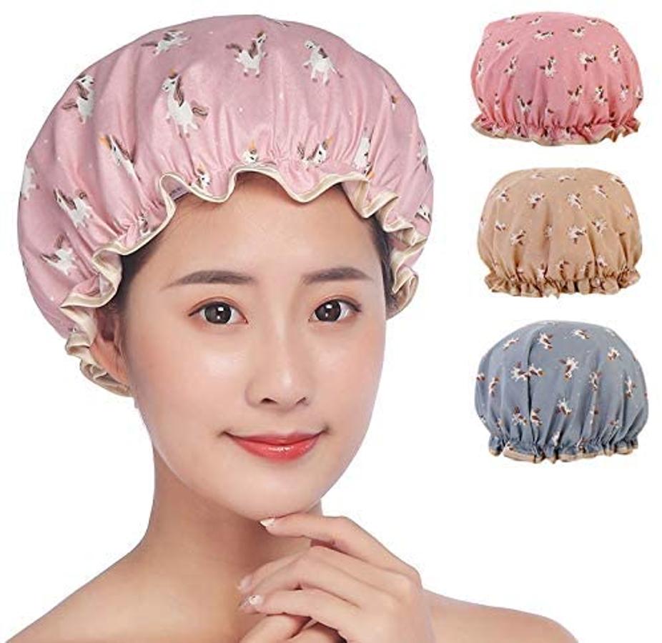 En rosa, azul y caqui, estos tres gorros con estampado de unicornios tienen un diámetro de 26 centímetros y se adaptan a todas las cabezas.  Cuestan 8,49 euros en Amanzon .