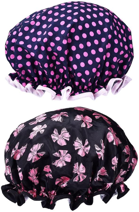 Para aquellas que quieren variar en su estilo, este pack de dos gorros vienen con estampado de lunares y de lazos rosas sobre fondo negro. Confeccionados en nylon con polietileno,  cuestan 11,95 euros en Amazon .