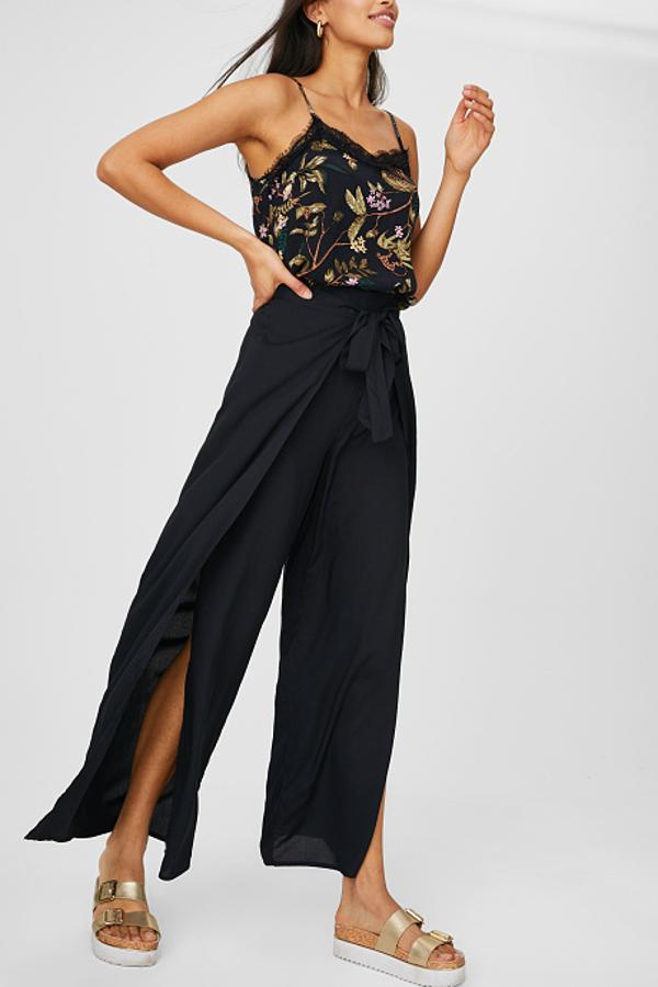 ¿Puede haber un modelo más original? Con estos pantalones palazzo con la pernera abierta cuestan 14,90 euros y triunfarás tanto de día, combinándolos con sandalias o sneakers, tanto de noche, haciéndolo con taconazo. ¡Nos encanta!