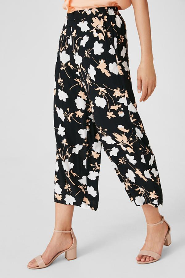 Las flores no pueden faltar en tu armario este verano y añadirlas en versión pantalón culotte es una opción de lo más acertada. Este modelo negro con estampado blanco y nude cuesta 29,90 euros y es ideal.