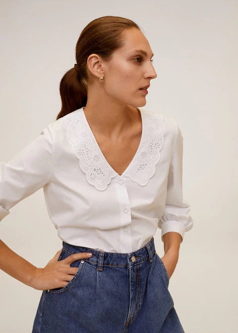 La blusa blanca de cuello bebé es ya una tendencia inamovible del verano 2020. Las chicas que más saben de moda no han dejado de llevarla... (25,99 euros en Mango).