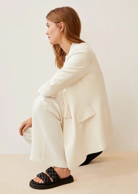 Sandalias negras de plataforma con dos tiras trenzadas de Mango. (39,99 euros).